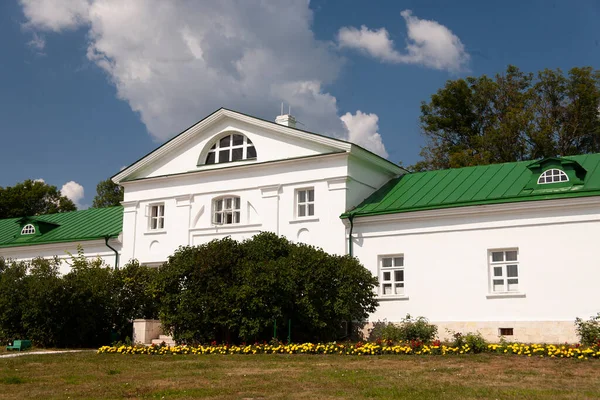 YASNAYA POLYANA. TULA REGION. RUSSIA - July 27, 2021: The house of Leo Tolstoy, the famous Russian writer, in the estate of Count Leo Tolstoy in Yasnaya Polyana in the summer. — Fotografia de Stock