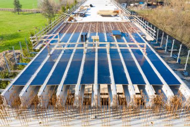 İnşaat sırasında köprüde hava aracı görüntüsü. Yukarıdan malzeme içeren beton katman.