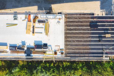 İnşaat sırasında köprüde hava aracı görüntüsü. Yukarıdan malzeme içeren beton katman.