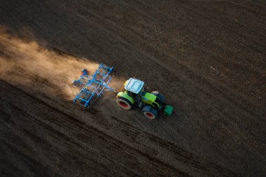 Akşamları traktör tarlayı sürüyor. Yukarıdan görüntüle.