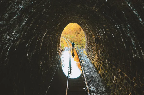Tunnel Voie Unique Inondé Sombre Avec Homme Debout Urbexer Dans — Photo