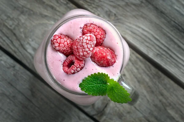 라즈베리 스무디에 딸기를 곁들여 먹는다 위에서 클로즈업 — 스톡 사진
