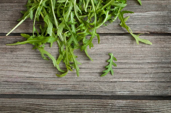 Groene Bladeren Van Rucola Een Houten Tafel Bovenaanzicht Selectieve Focus — Stockfoto