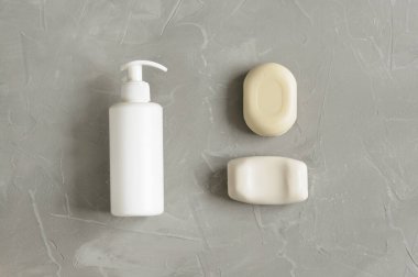 Gri bir arka planda sıvı ve katı sabun. Yukarıdan bak. Metin için yer