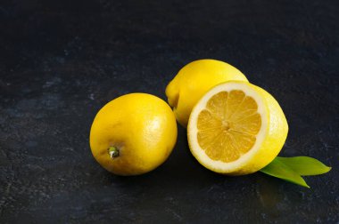 Siyah arka plandaki limonlar. Kopyalama alanı ile seçmeli odak