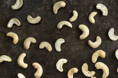 Koyu bir arka planda kaju fıstığı manzarası. Seçici odaklanma. Gün ışığı