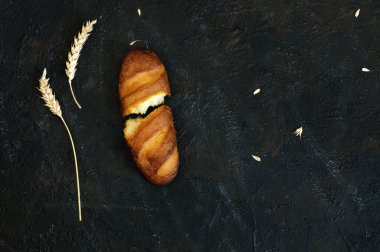 Bir somun ekmeğin en üst görüntüsü. Bir somun ekmek ikiye bölünür. Fotokopi alanı olan düz bir yer. Aç insanlara bağış konsepti