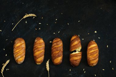 Kara tahtada mini somunlar, üst manzara. Metin için alanı kopyala