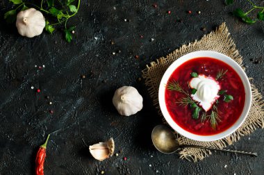 Biber, sarımsak ve maydanozlu siyah tabakta ekşi kremalı çorba. Kopyalama alanı olan üst görünüm