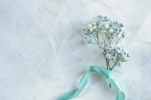 Pequeno Buquê Flores Hyposiphila Com Uma Fita Azul Uma Mesa — Fotografia de Stock