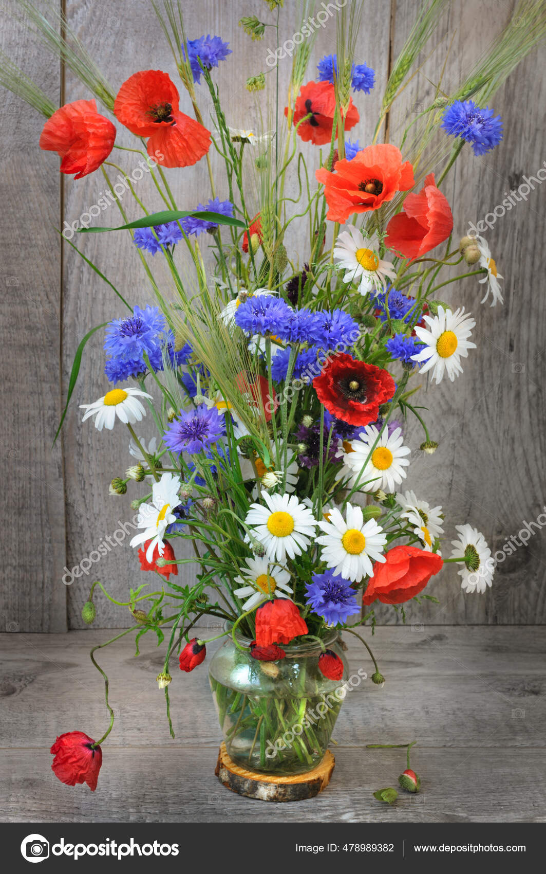 Beau Bouquet Avec Des Coquelicots Des Fleurs Sauvages Dans Les image libre  de droit par TinkaMach © #478989382
