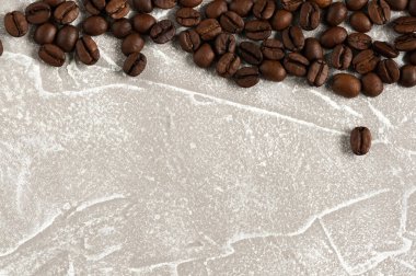 Gri mermer arka planda kahve çekirdekleri. Kopyalama alanı olan üst görünüm. Seçici odak