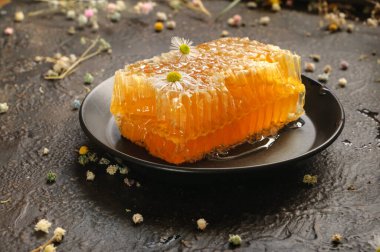 Tabakta bal peteği, gün ışığında gri grunge arka planı. Seçici yumuşak odak