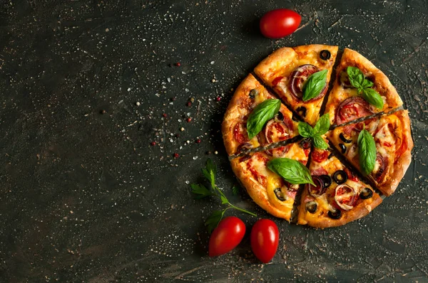 Koyu arka plan manzaralı lezzetli bir pizza. Metin için alanı kopyala
