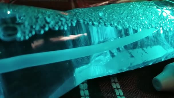 美丽的蓝色液体配以可爱的小气泡 — 图库视频影像