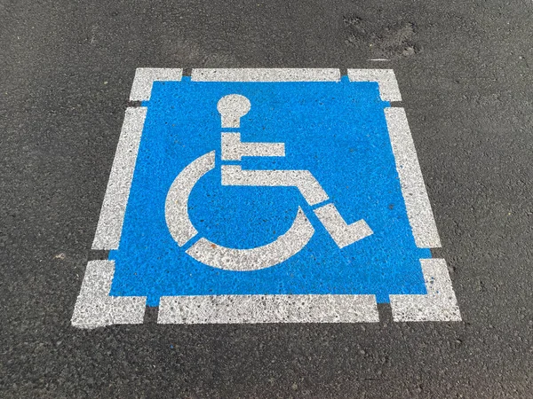 Insegna Parcheggio Disabili Lotto Asfalto Dipinta Recente Blu Bianco — Foto Stock