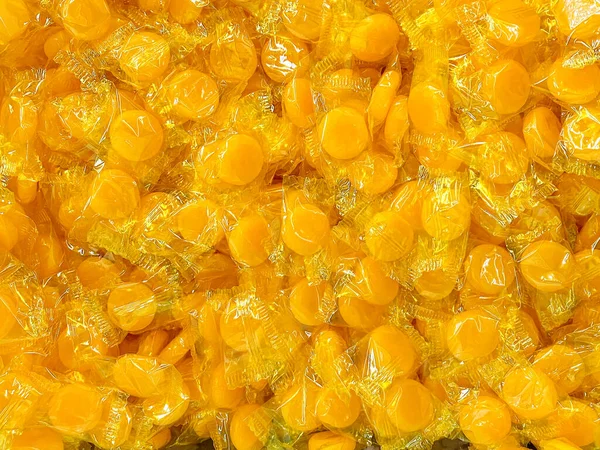 Oranžové Zlato Máslové Bonbóny Hromada Displej Potraviny Hromadné Prodeje — Stock fotografie