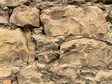 Koyu gölgeli doğal kaya oluşumunun yakın görüntüsü