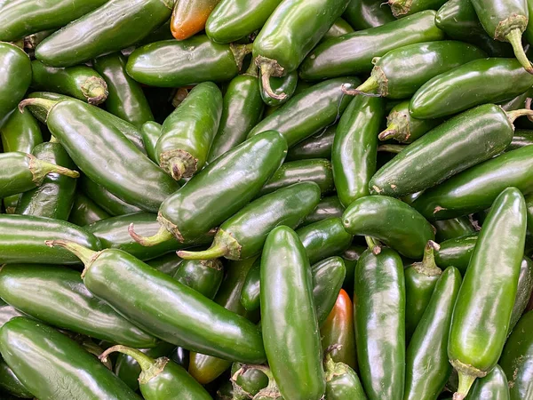 Olgun çiftlik taze organik jalapeo biberlerinin yakından görüntüsü.