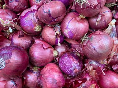 Taze çiftçilerin yakın çekim görüntüsü Soyulmamış kırmızı soğan pazarı 
