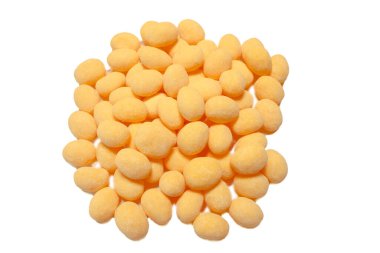 Küçük bir yığın lezzetli limon şekeri. Parlak beyaz arka planda.