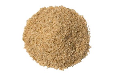 Beyaz masa yüzeyinde uzun tahıllı kahverengi pirinç yığını. Güneş ışığı altında, keskin detaylarla.