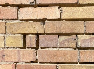 Eski yıpranmış eski tuğla bahçe duvarları çatlamış ve terk edilmiş.