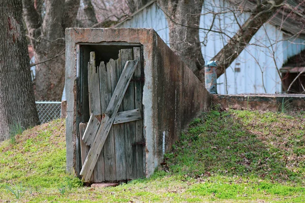 Velho Abandonado Rundown Desgastado Quebrado Tempestade Abrigo Acesso Porta Resistiu — Fotografia de Stock