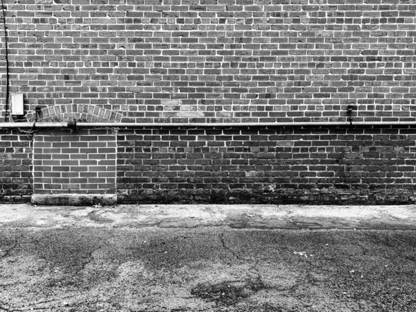 Opuštěné Zadní Ulička Cihlová Zeď Opotřebované Ošlehaný Asfalt Ulice Silnice — Stock fotografie