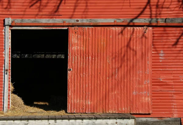 Vintage Rétro Rouge Vif Ferme Métallique Grange Chargement Quai Porte — Photo