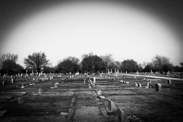 Moody Cemitério Assustador Com Efeito Foto Vinheta Filtro Preto Branco — Fotografia de Stock