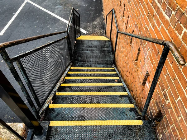 Industriële Brandtrap Veiligheid Steeg Trappen Met Heldere Gele Voorzichtigheid Strepen — Stockfoto