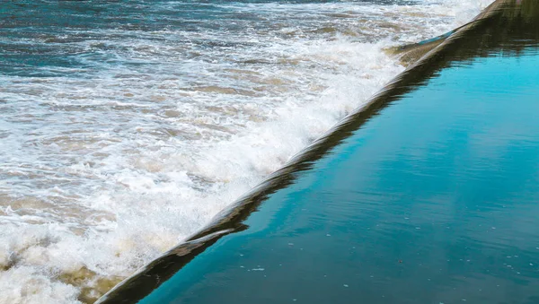 Pędząca Rzeka Weir Woda Przepływająca Przez Tamę Zbiornik Gzyms Błękitnymi Obraz Stockowy