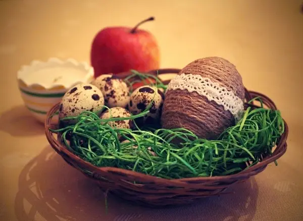 Huevos de codorniz en la cesta. — Foto de Stock