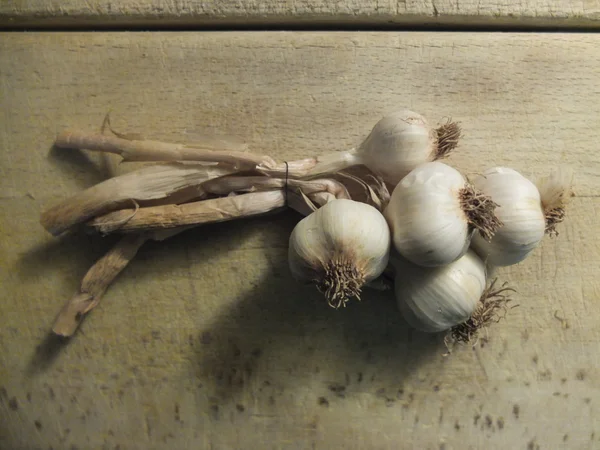 sarımsak ahşap tahta üzerinde.