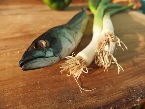 Ahşap masa üzerinde uskumru füme.