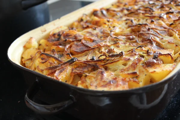 Güveç tam kızartma patates soğan ile