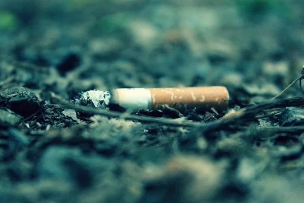 Sigara yere atılır.