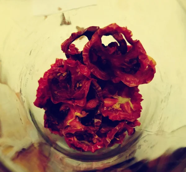 Kurutulmuş kırmızı domates pişirmeye hazır bir kasede.