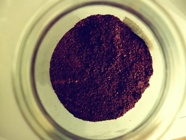 Güzel kokulu taze çekilmiş kahve çekirdekleri fincan.