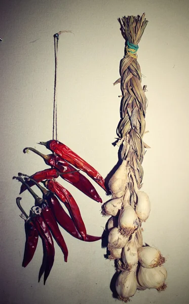 Kuru sarımsak ve biber mutfakta.