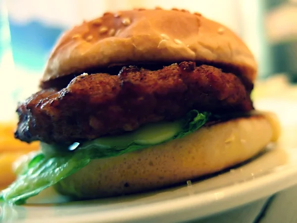 Ekmek rulo et ve salata ile.