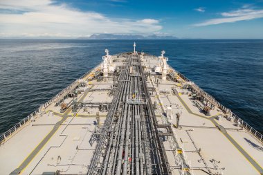 Gri güverte büyük bir petrol tankeri posteri