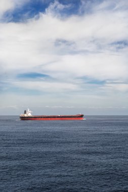 Bir kargo gemisi denize dikey görüntü