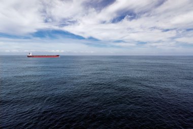 Kargo gemisi verici deniz yoluyla.