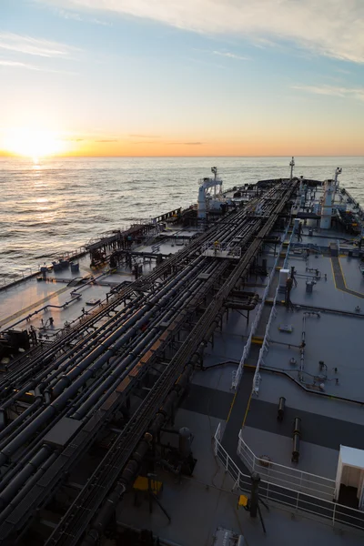 Imagem vertical petroleiro no oceano ao pôr do sol . — Fotografia de Stock