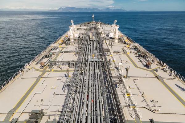 Сіра вантажна палуба великого нафтового танкера — стокове фото