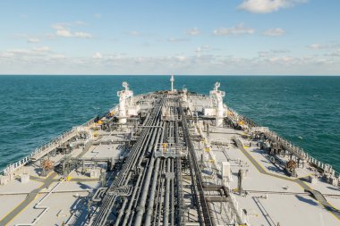 Tanker verici bulutlu gökyüzü altında mavi denizi.