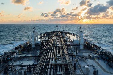 Oli tanker günbatımı gökyüzü altında.