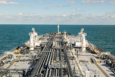 Petrol tankeri güverte bulutlu gökyüzü altında.